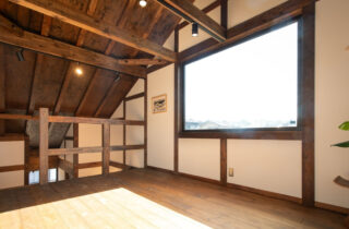 木の趣をダイレクトに感じる開放的な古民家ギャラリー風の住まい - サイエンスホーム - 吹き抜け・フリースペース