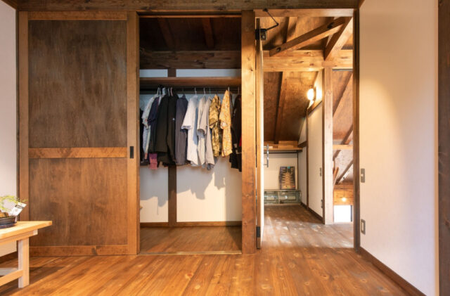 木の趣をダイレクトに感じる開放的な古民家ギャラリー風の住まい - サイエンスホーム - 2階クローゼット