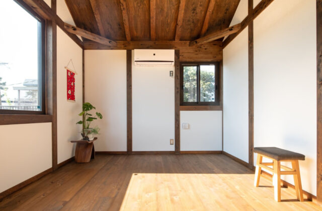 木の趣をダイレクトに感じる開放的な古民家ギャラリー風の住まい - サイエンスホーム - 洋室