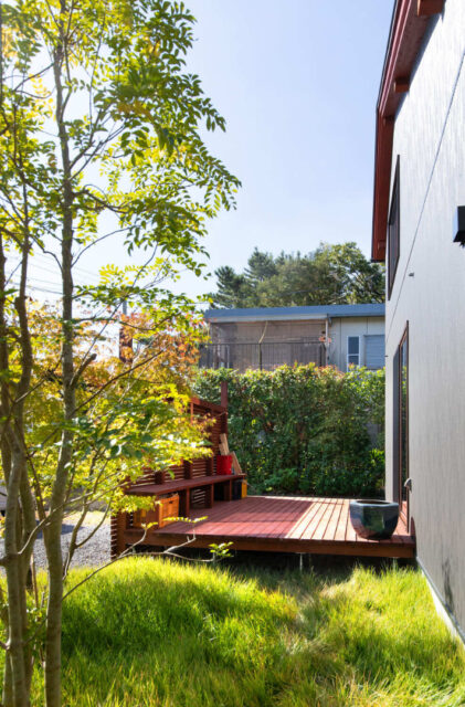 木の趣をダイレクトに感じる開放的な古民家ギャラリー風の住まい - サイエンスホーム - 外構