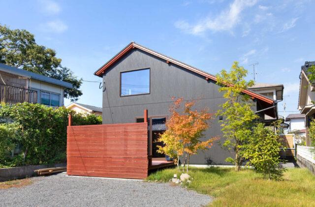 木の趣をダイレクトに感じる開放的な古民家ギャラリー風の住まい - サイエンスホーム - 外観