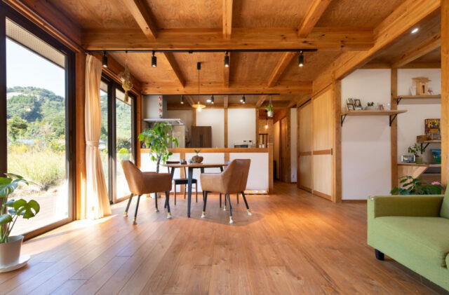 ホームライブラリーのある木のぬくもりに包まれた猫と暮らす平屋 - サイエンスホーム - LDK