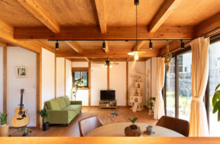 ホームライブラリーのある木のぬくもりに包まれた猫と暮らす平屋 - サイエンスホーム - リビング