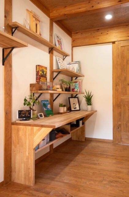 ホームライブラリーのある木のぬくもりに包まれた猫と暮らす平屋 - サイエンスホーム - 造作シェルフ