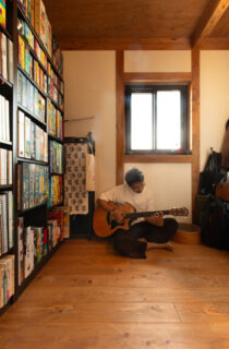 ホームライブラリーのある木のぬくもりに包まれた猫と暮らす平屋 - サイエンスホーム - 本棚