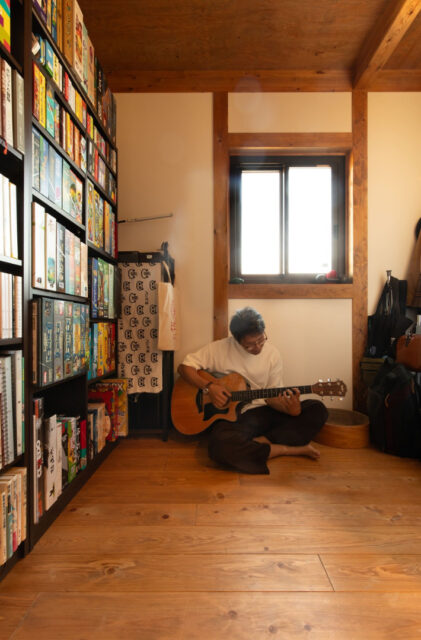 ホームライブラリーのある木のぬくもりに包まれた猫と暮らす平屋 - サイエンスホーム - 本棚