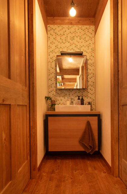 ホームライブラリーのある木のぬくもりに包まれた猫と暮らす平屋 - サイエンスホーム - 洗面スペース