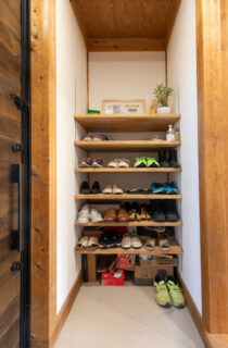 ホームライブラリーのある木のぬくもりに包まれた猫と暮らす平屋 - サイエンスホーム - 玄関