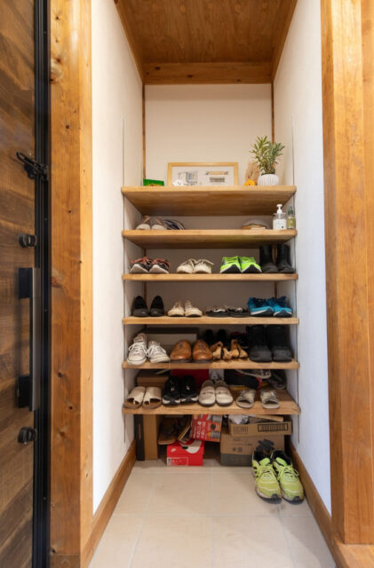 ホームライブラリーのある木のぬくもりに包まれた猫と暮らす平屋 - サイエンスホーム - 玄関