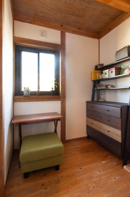 ホームライブラリーのある木のぬくもりに包まれた猫と暮らす平屋 - サイエンスホーム - ワークスペース