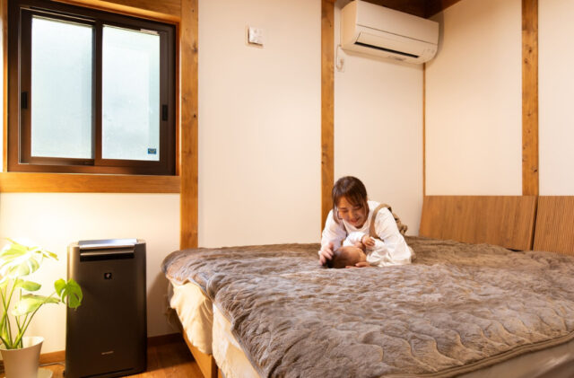 ホームライブラリーのある木のぬくもりに包まれた猫と暮らす平屋 - サイエンスホーム - 寝室