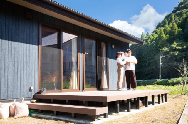 ホームライブラリーのある木のぬくもりに包まれた猫と暮らす平屋 - サイエンスホーム - 外構