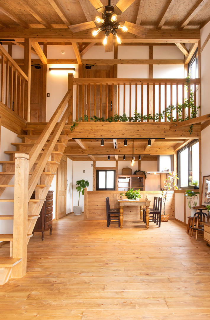 昼の開放感と夜の灯りが魅せる木に囲まれた平屋+ロフトの住まい - サイエンスホーム - LDK