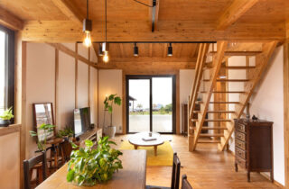 昼の開放感と夜の灯りが魅せる木に囲まれた平屋+ロフトの住まい - サイエンスホーム - リビング