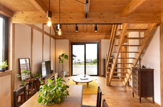 昼の開放感と夜の灯りが魅せる木に囲まれた平屋+ロフトの住まい - サイエンスホーム - リビング