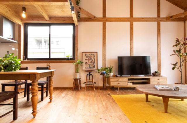 昼の開放感と夜の灯りが魅せる木に囲まれた平屋+ロフトの住まい - サイエンスホーム - ダイニング・リビング