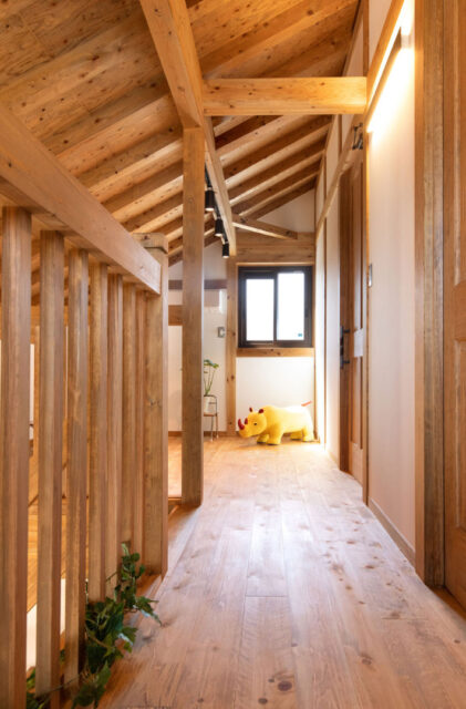 昼の開放感と夜の灯りが魅せる木に囲まれた平屋+ロフトの住まい - サイエンスホーム - 2階