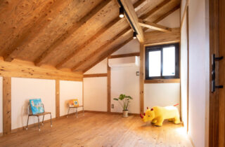 昼の開放感と夜の灯りが魅せる木に囲まれた平屋+ロフトの住まい - サイエンスホーム - フリースペース