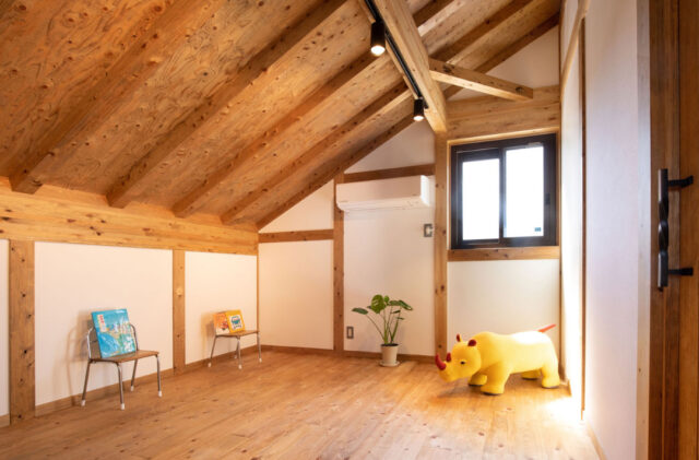 昼の開放感と夜の灯りが魅せる木に囲まれた平屋+ロフトの住まい - サイエンスホーム - フリースペース