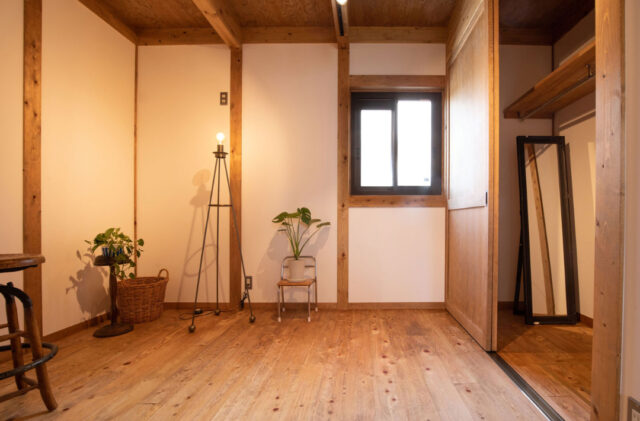 昼の開放感と夜の灯りが魅せる木に囲まれた平屋+ロフトの住まい - サイエンスホーム - 洋室