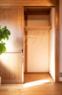 昼の開放感と夜の灯りが魅せる木に囲まれた平屋+ロフトの住まい - サイエンスホーム - クローゼット