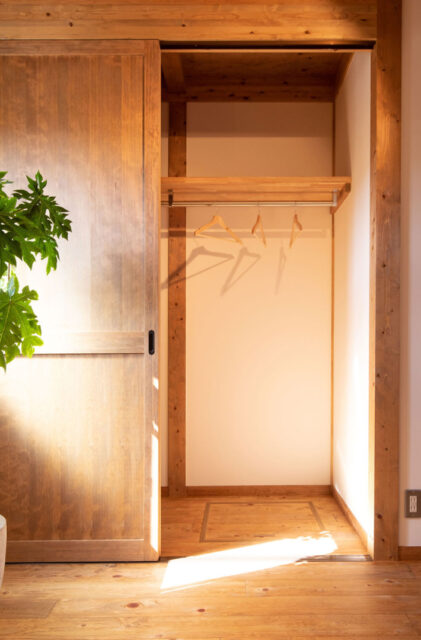 昼の開放感と夜の灯りが魅せる木に囲まれた平屋+ロフトの住まい - サイエンスホーム - クローゼット