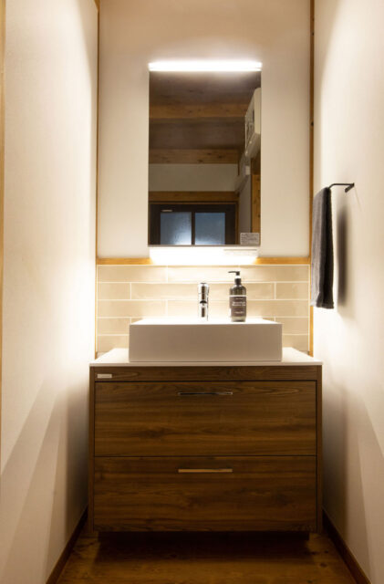 昼の開放感と夜の灯りが魅せる木に囲まれた平屋+ロフトの住まい - サイエンスホーム - 洗面スペース