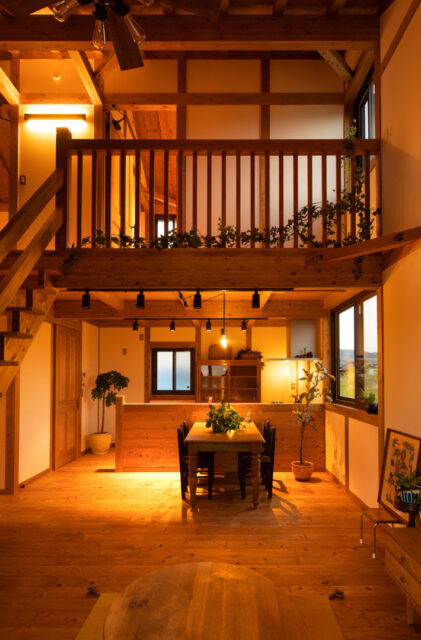 昼の開放感と夜の灯りが魅せる木に囲まれた平屋+ロフトの住まい - サイエンスホーム - 夜LDK