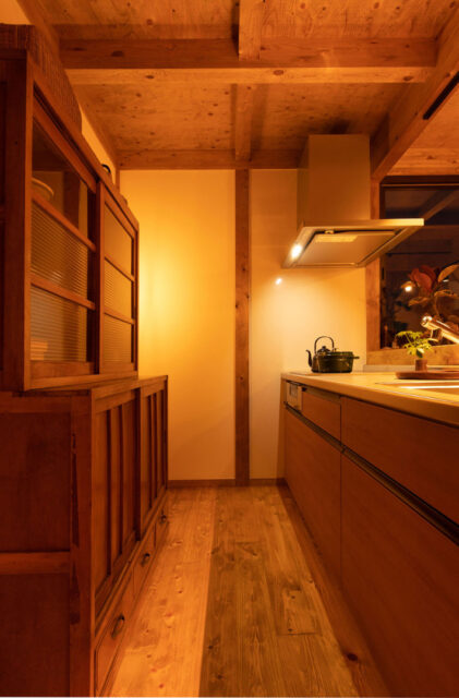 昼の開放感と夜の灯りが魅せる木に囲まれた平屋+ロフトの住まい - サイエンスホーム - キッチン