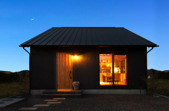 昼の開放感と夜の灯りが魅せる木に囲まれた平屋+ロフトの住まい - サイエンスホーム - 外観