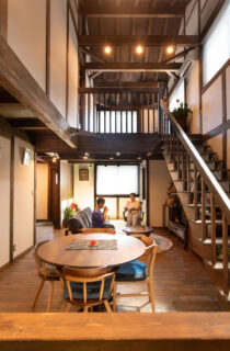 やさしい光と木の深みに包まれる吹き抜けが心地よいレトロCafe風の2階建て - サイエンスホーム - LDK