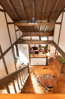 やさしい光と木の深みに包まれる吹き抜けが心地よいレトロCafe風の2階建て - サイエンスホーム - 吹き抜け