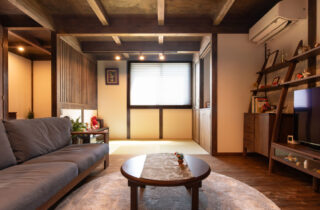 やさしい光と木の深みに包まれる吹き抜けが心地よいレトロCafe風の2階建て - サイエンスホーム - 和室