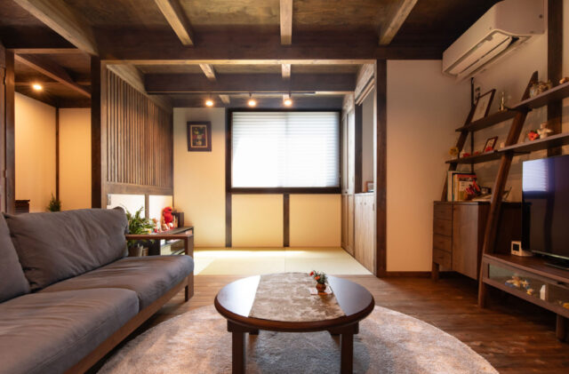 やさしい光と木の深みに包まれる吹き抜けが心地よいレトロCafe風の2階建て - サイエンスホーム - 和室