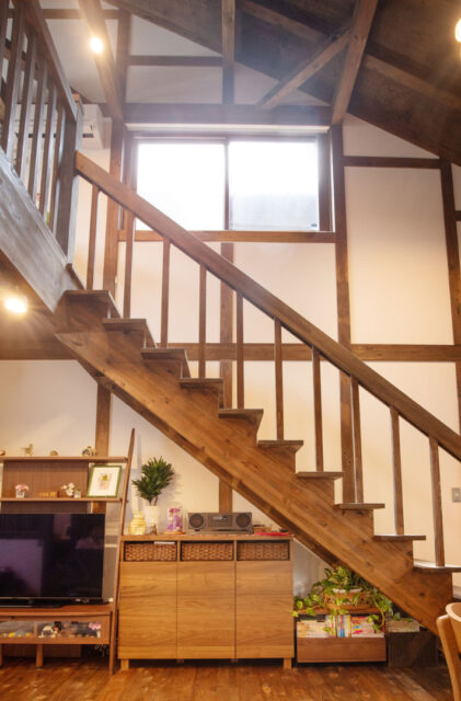 やさしい光と木の深みに包まれる吹き抜けが心地よいレトロCafe風の2階建て - サイエンスホーム - 階段