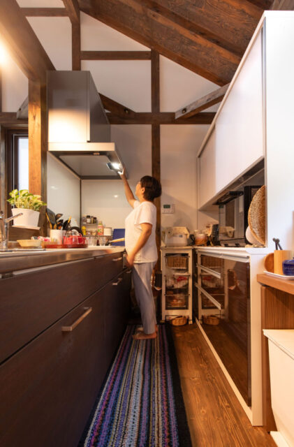 やさしい光と木の深みに包まれる吹き抜けが心地よいレトロCafe風の2階建て - サイエンスホーム - キッチン