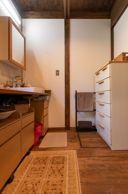 やさしい光と木の深みに包まれる吹き抜けが心地よいレトロCafe風の2階建て - サイエンスホーム - 洗面所