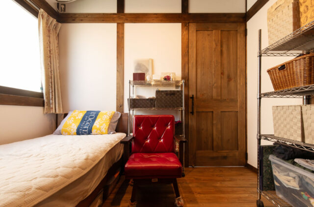 やさしい光と木の深みに包まれる吹き抜けが心地よいレトロCafe風の2階建て - サイエンスホーム - 寝室