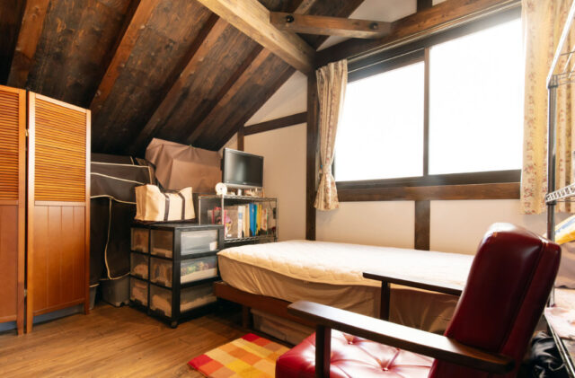 やさしい光と木の深みに包まれる吹き抜けが心地よいレトロCafe風の2階建て - サイエンスホーム - 寝室