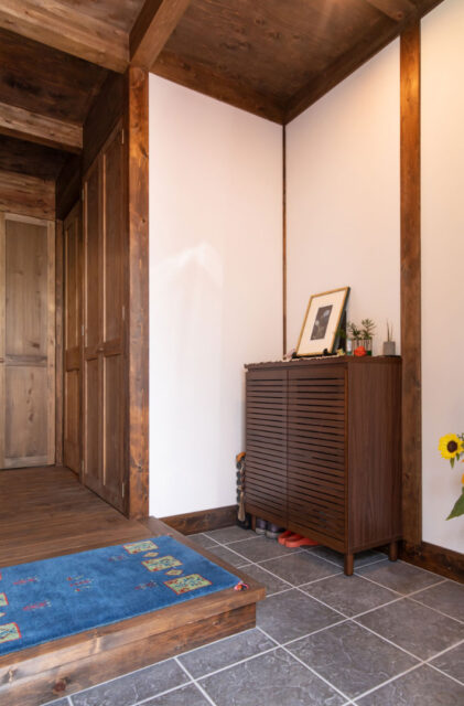 やさしい光と木の深みに包まれる吹き抜けが心地よいレトロCafe風の2階建て - サイエンスホーム - 玄関