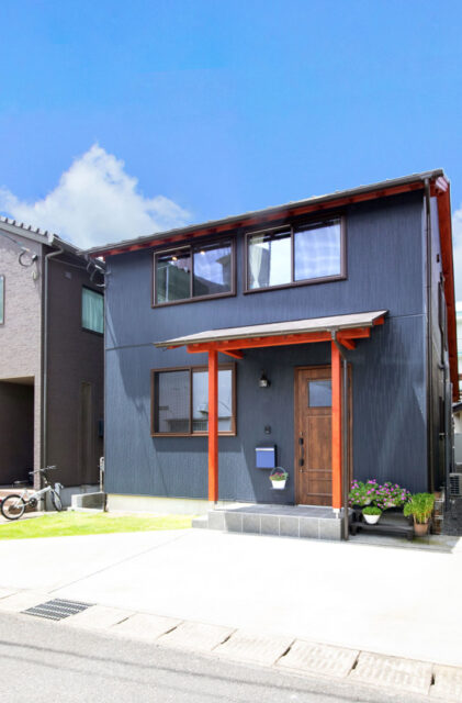 やさしい光と木の深みに包まれる吹き抜けが心地よいレトロCafe風の2階建て - サイエンスホーム - 外観