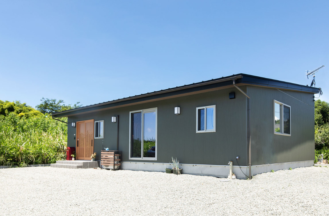 深い木の色と光が溶け合う「好き」が詰まったペットと暮らす和モダン平屋 - サイエンスホーム - 外観