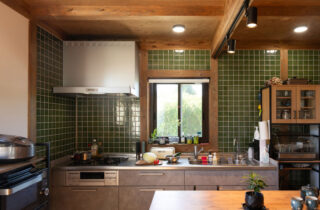 深い木の色と光が溶け合う「好き」が詰まったペットと暮らす和モダン平屋 - サイエンスホーム - キッチン