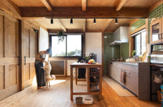 深い木の色と光が溶け合う「好き」が詰まったペットと暮らす和モダン平屋 - サイエンスホーム - キッチン