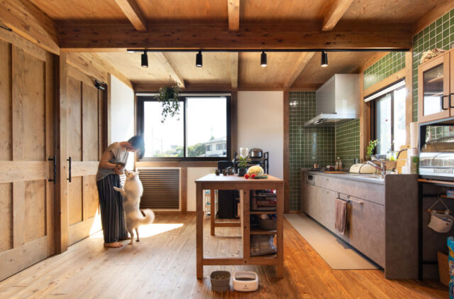 深い木の色と光が溶け合う「好き」が詰まったペットと暮らす和モダン平屋 - サイエンスホーム - キッチン