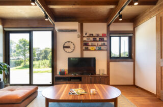 深い木の色と光が溶け合う「好き」が詰まったペットと暮らす和モダン平屋 - サイエンスホーム - リビング