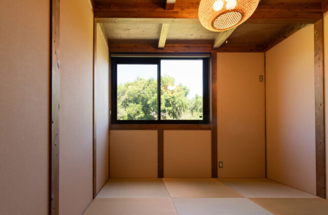 深い木の色と光が溶け合う「好き」が詰まったペットと暮らす和モダン平屋 - サイエンスホーム - 和室