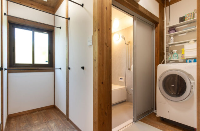 深い木の色と光が溶け合う「好き」が詰まったペットと暮らす和モダン平屋 - サイエンスホーム - サニタリールーム