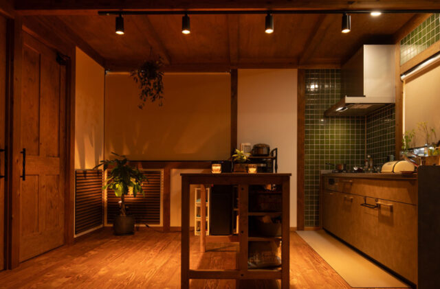 深い木の色と光が溶け合う「好き」が詰まったペットと暮らす和モダン平屋 - サイエンスホーム - 夜キッチン