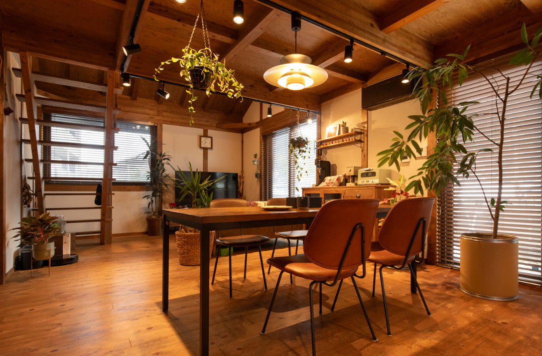 仕事も趣味も満喫するログハウス風の吹き抜けがある木の家 - サイエンスホーム - ダイニング・リビング